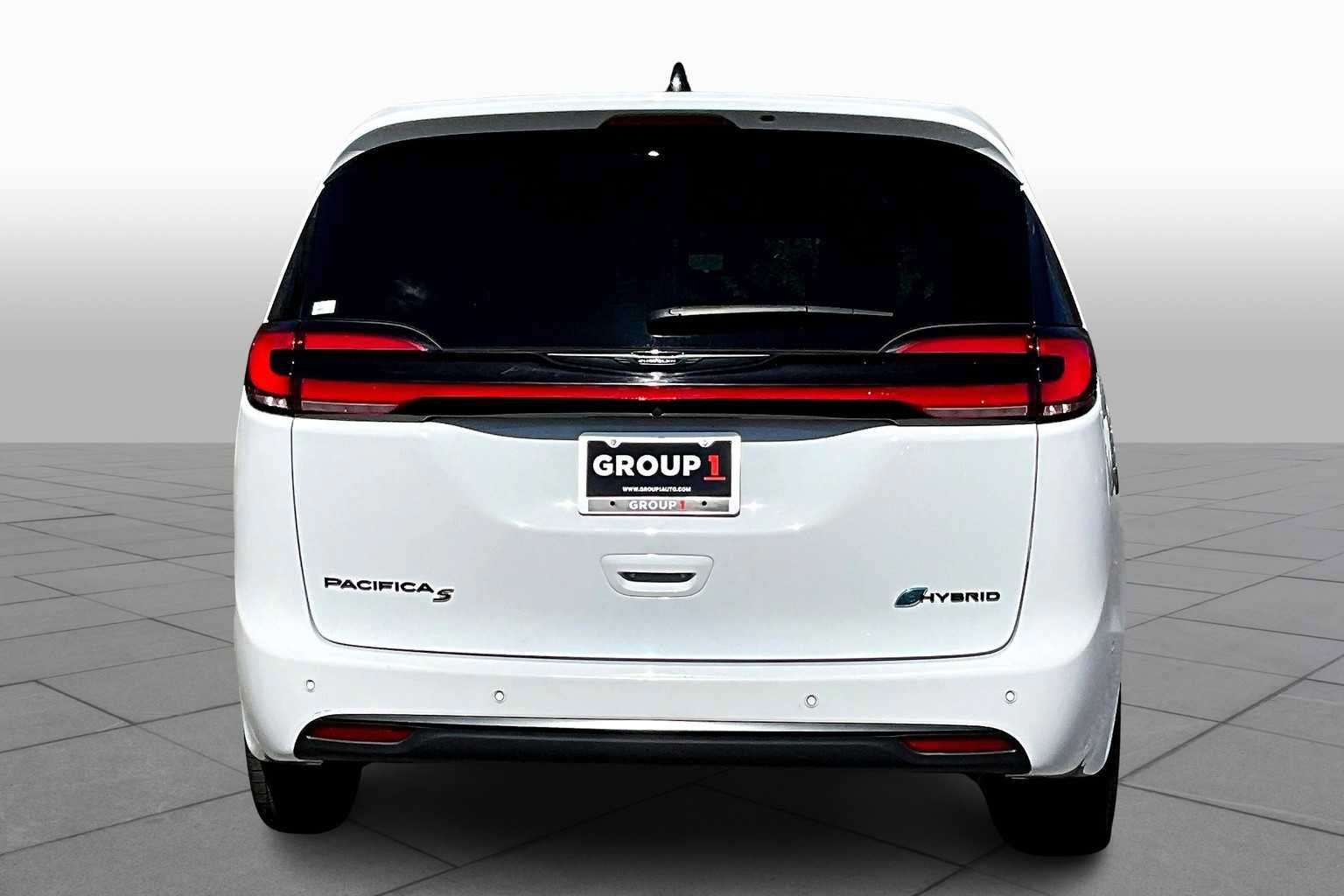 Used 2024 Chrysler Pacifica Limited FWD image 5