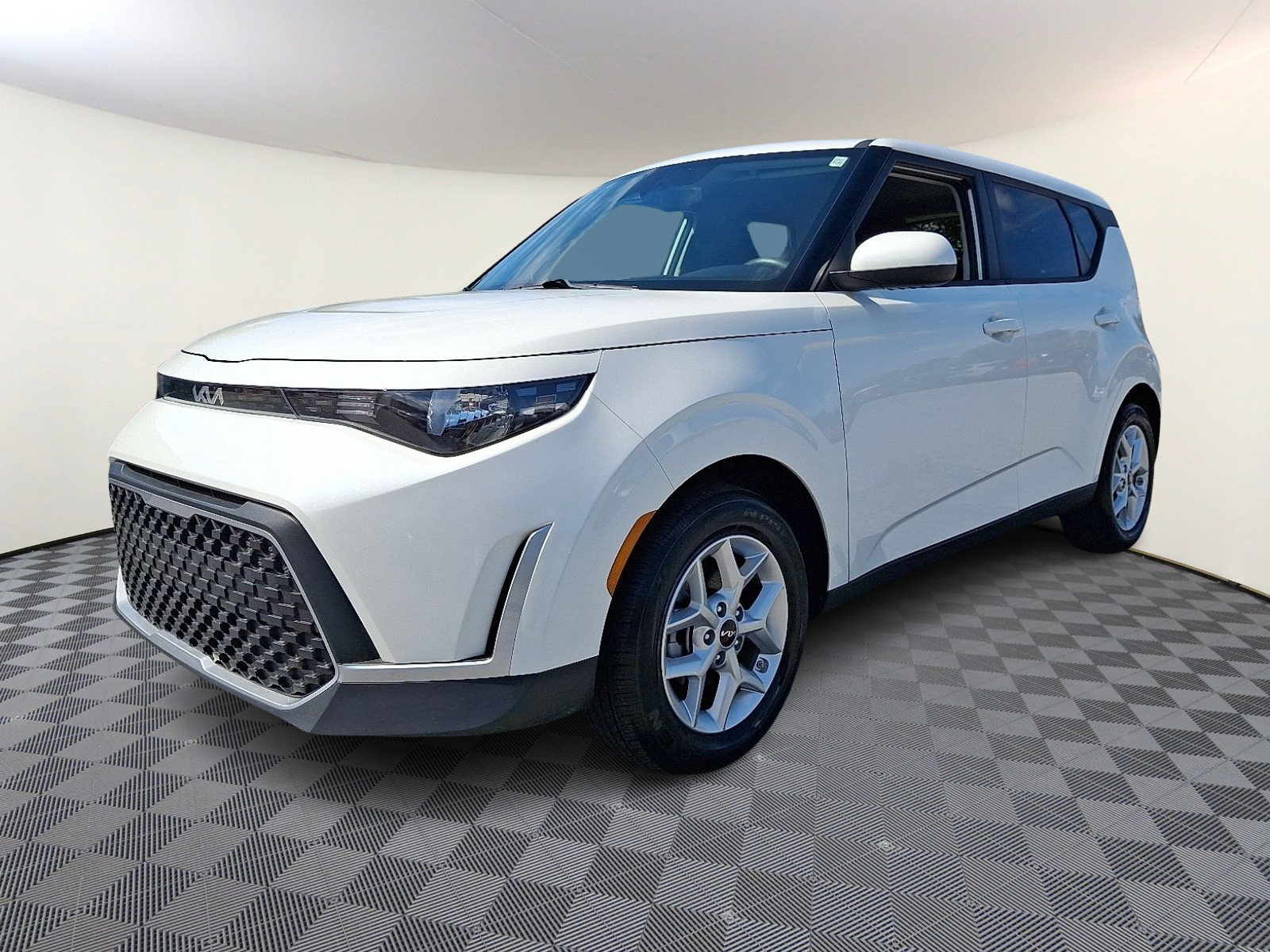 Certified 2025 Kia Soul LX w/ LX Technology Package FWD image 3
