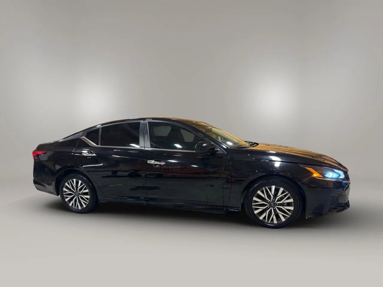 Used 2023 Nissan Altima 2.5 SV image 2