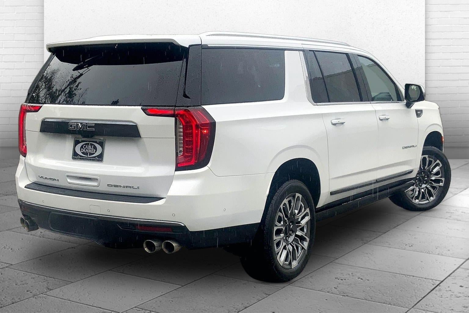 Used 2023 GMC Yukon XL Denali Ultimate AWD/4WD image 14
