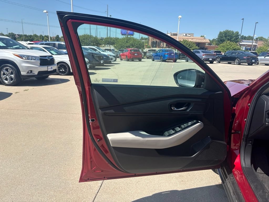 Certified 2025 Honda Accord SE image 9