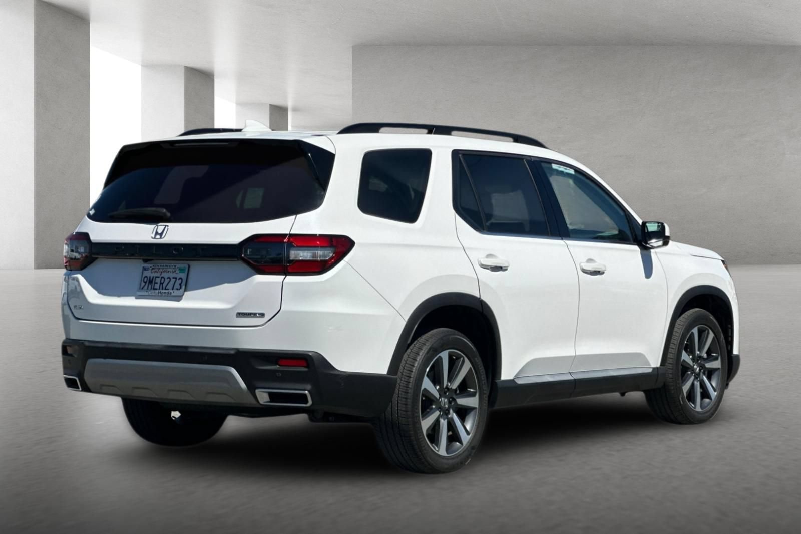 Certified 2025 Honda Pilot Touring image 4