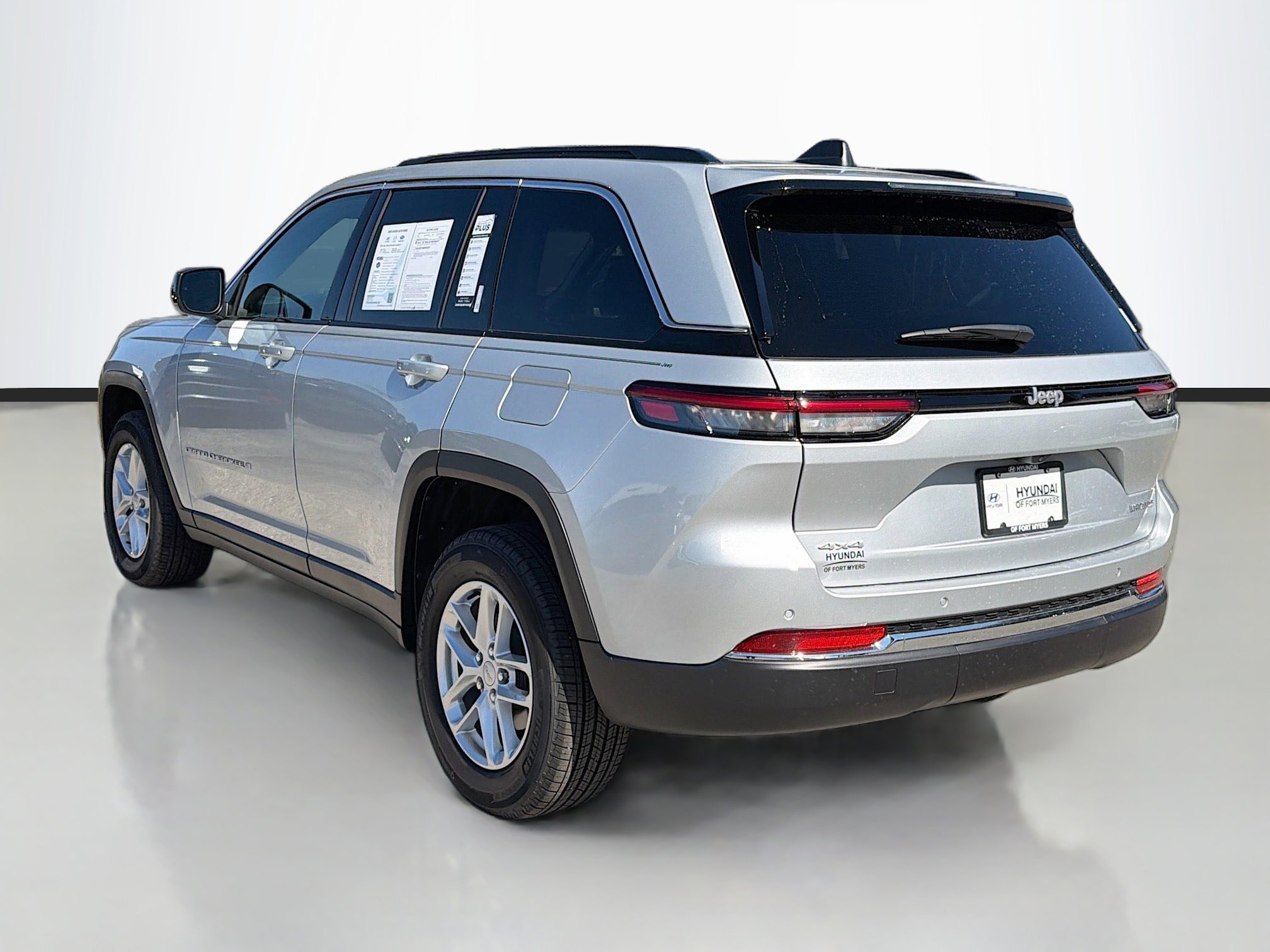 Used 2025 Jeep Grand Cherokee Laredo X image 5