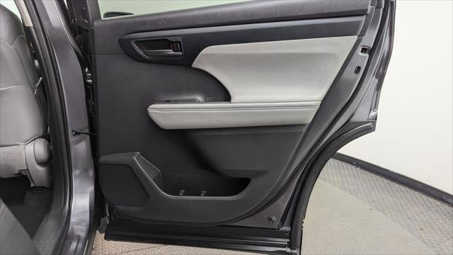 Used 2021 Toyota Highlander L image 21