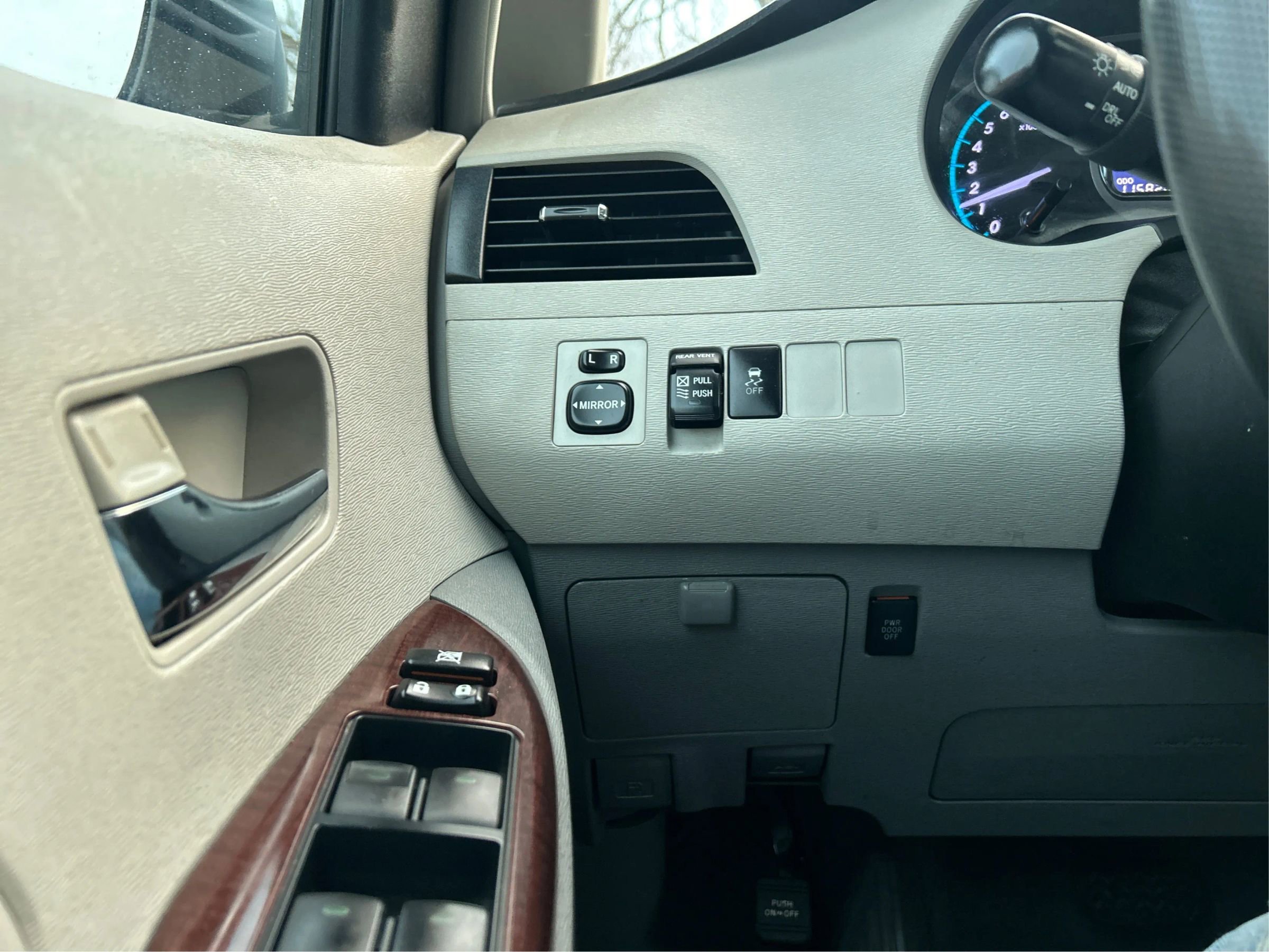 Used 2012 Toyota Sienna XLE image 28