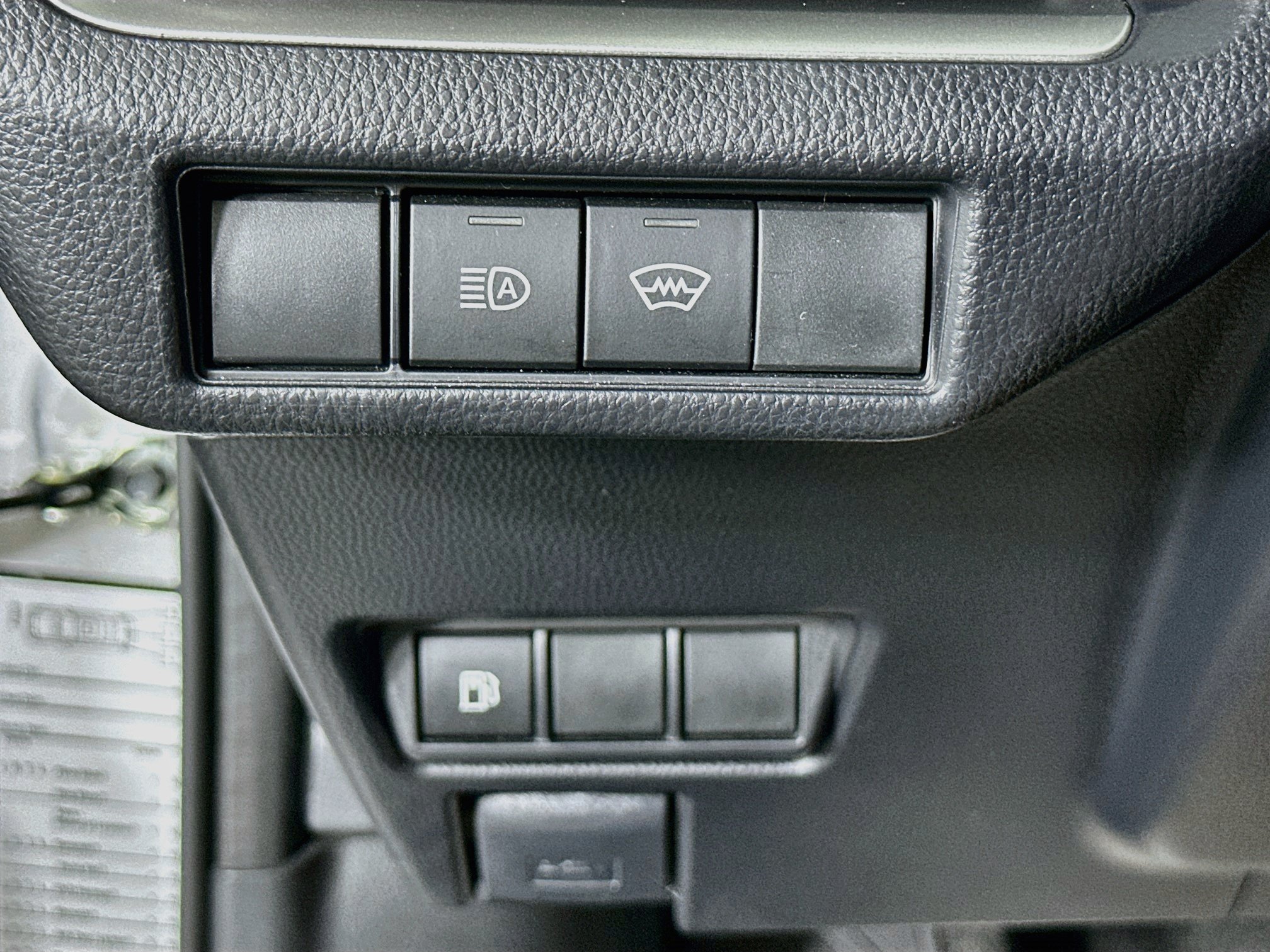 Used 2025 Toyota Prius LE FWD image 13