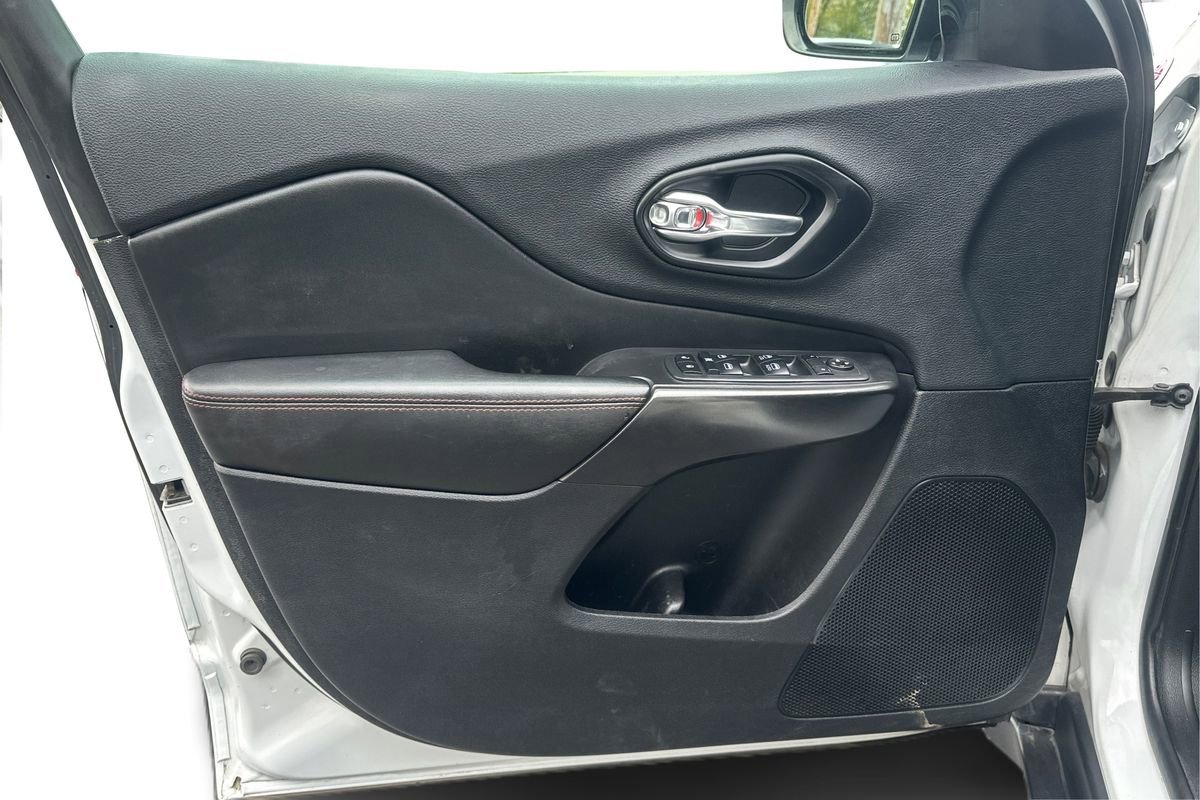 Used 2019 Jeep Cherokee Trailhawk w/ Cold Weather Group image 19