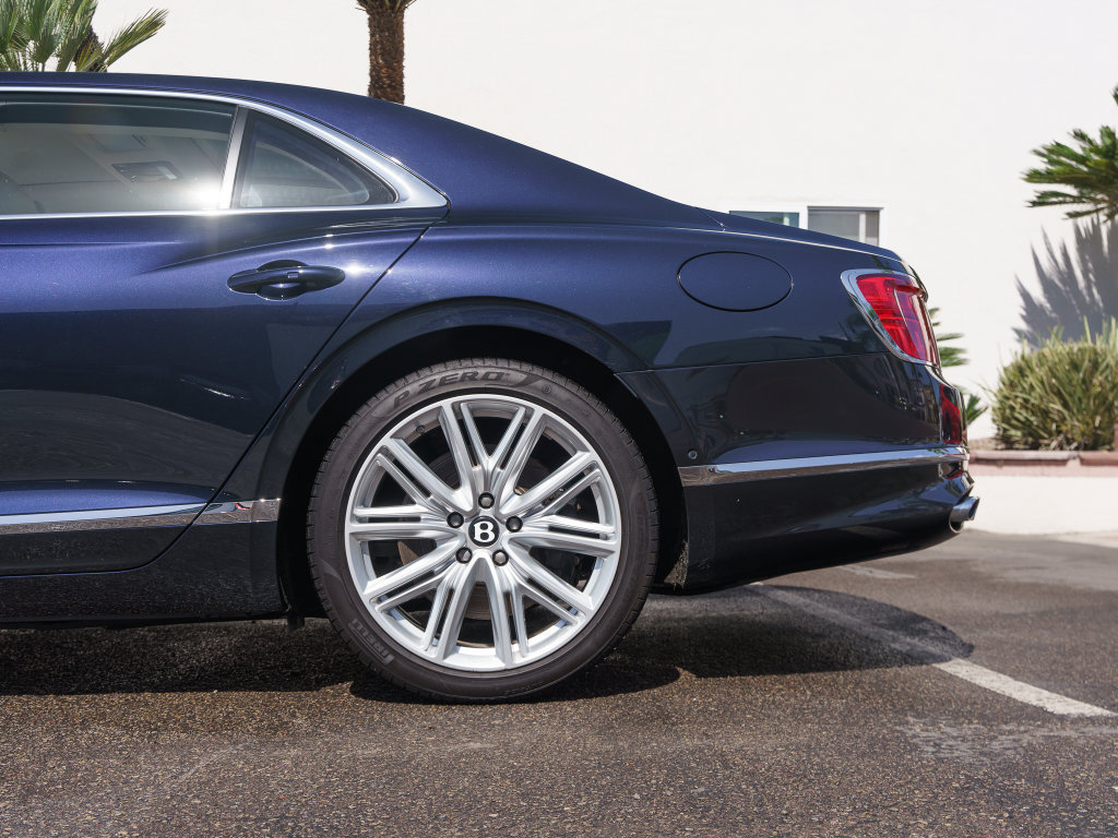 Used 2023 Bentley Flying Spur Plug-In Hybrid AWD/4WD image 38