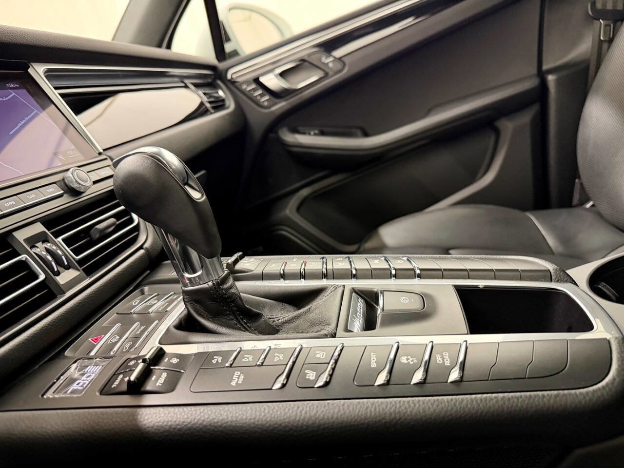 Used 2021 Porsche Macan image 43