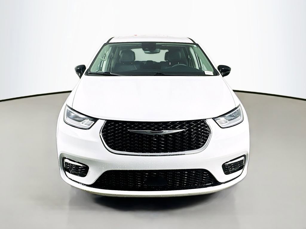 Used 2024 Chrysler Pacifica Touring-L video 2