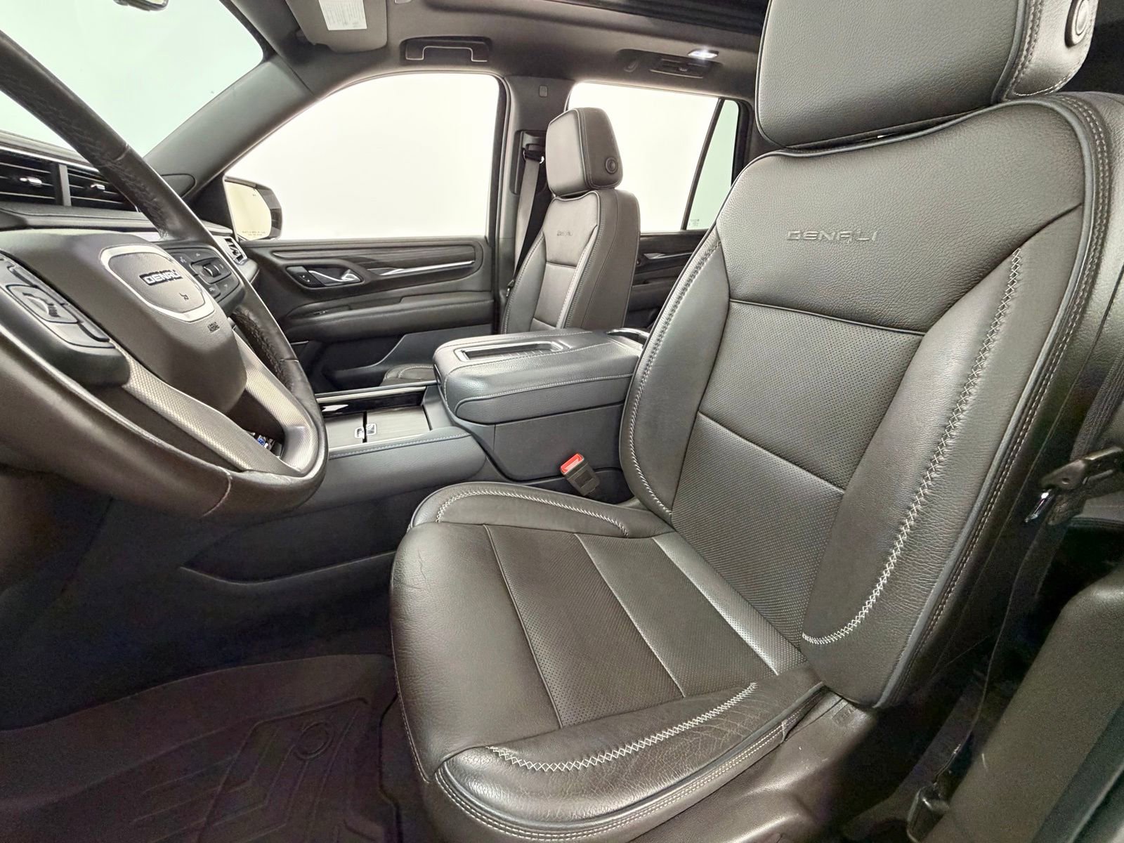 Used 2021 GMC Yukon Denali w/ Denali Premium Package AWD/4WD image 31