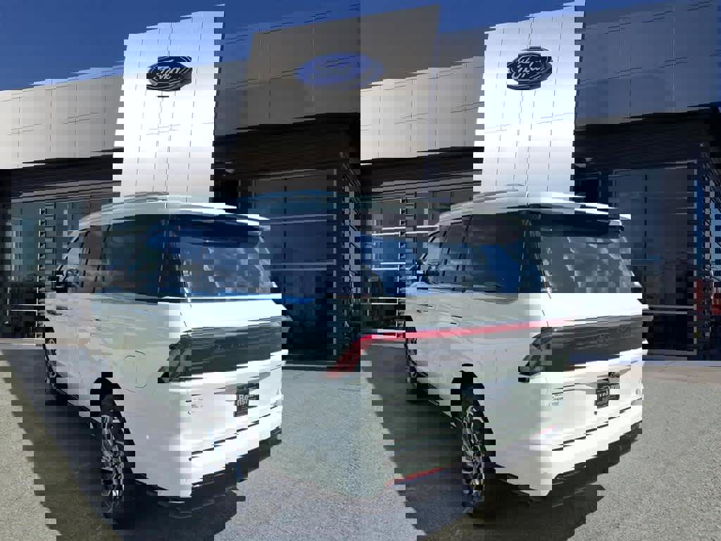 New 2025 Lincoln Navigator Reserve image 3