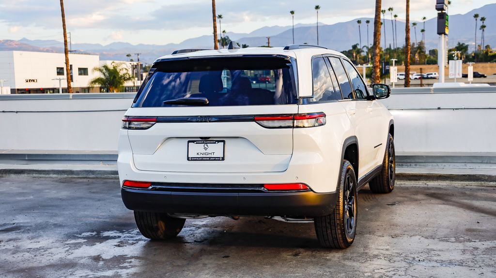 New 2025 Jeep Grand Cherokee Altitude image 9