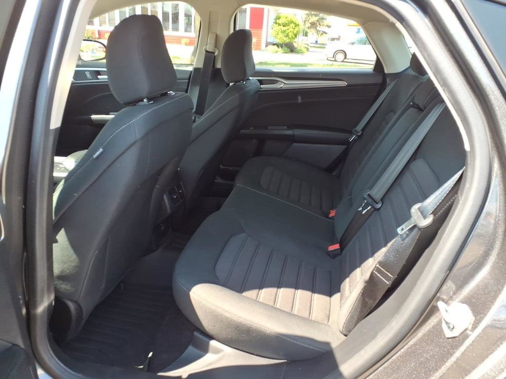 Used 2020 Ford Fusion SE FWD image 13