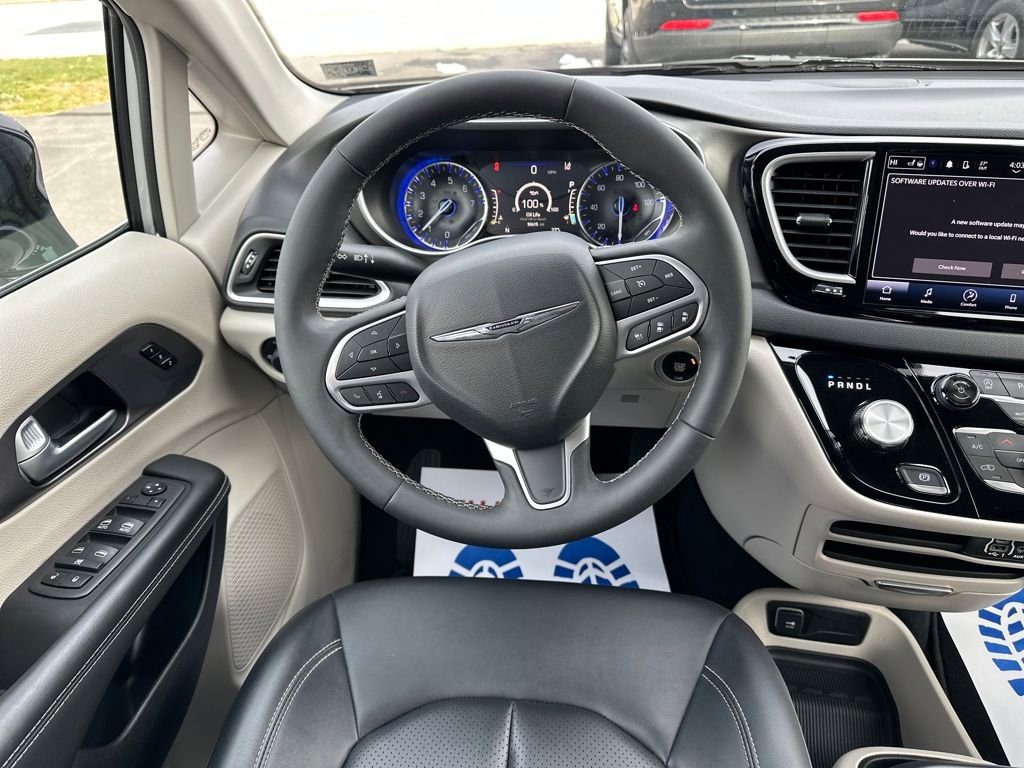 Used 2024 Chrysler Pacifica Touring-L image 18