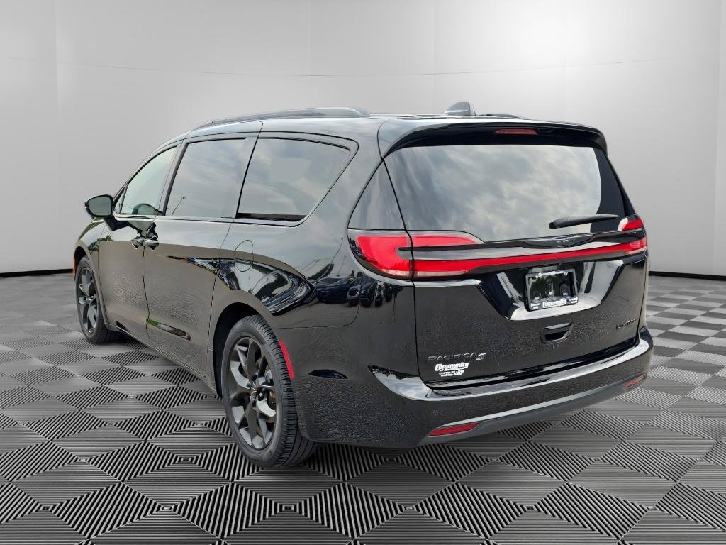 Used 2025 Chrysler Pacifica Limited FWD image 5