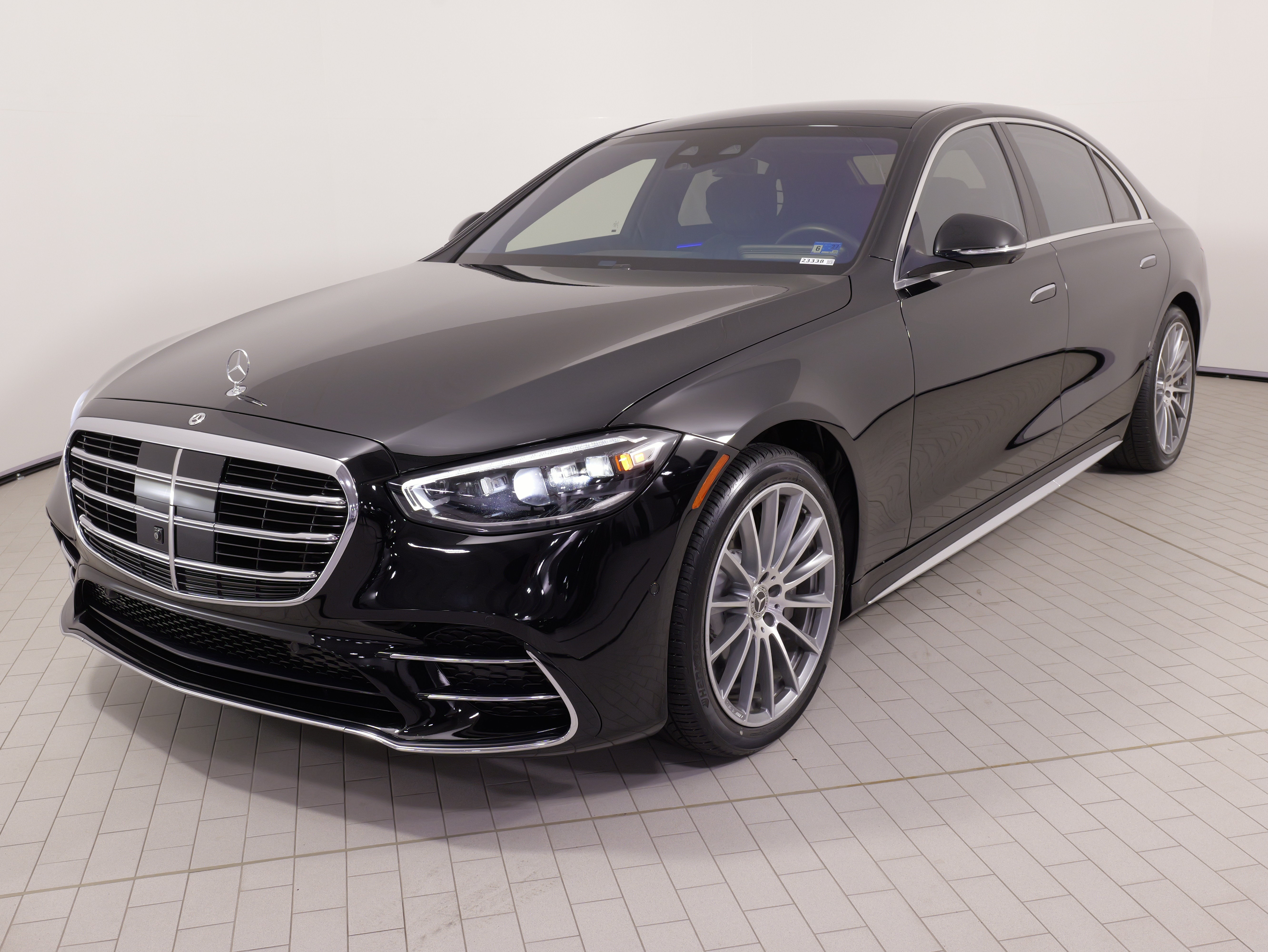 Used 2022 Mercedes-Benz S 500 4MATIC w/ AMG Line Package image 4