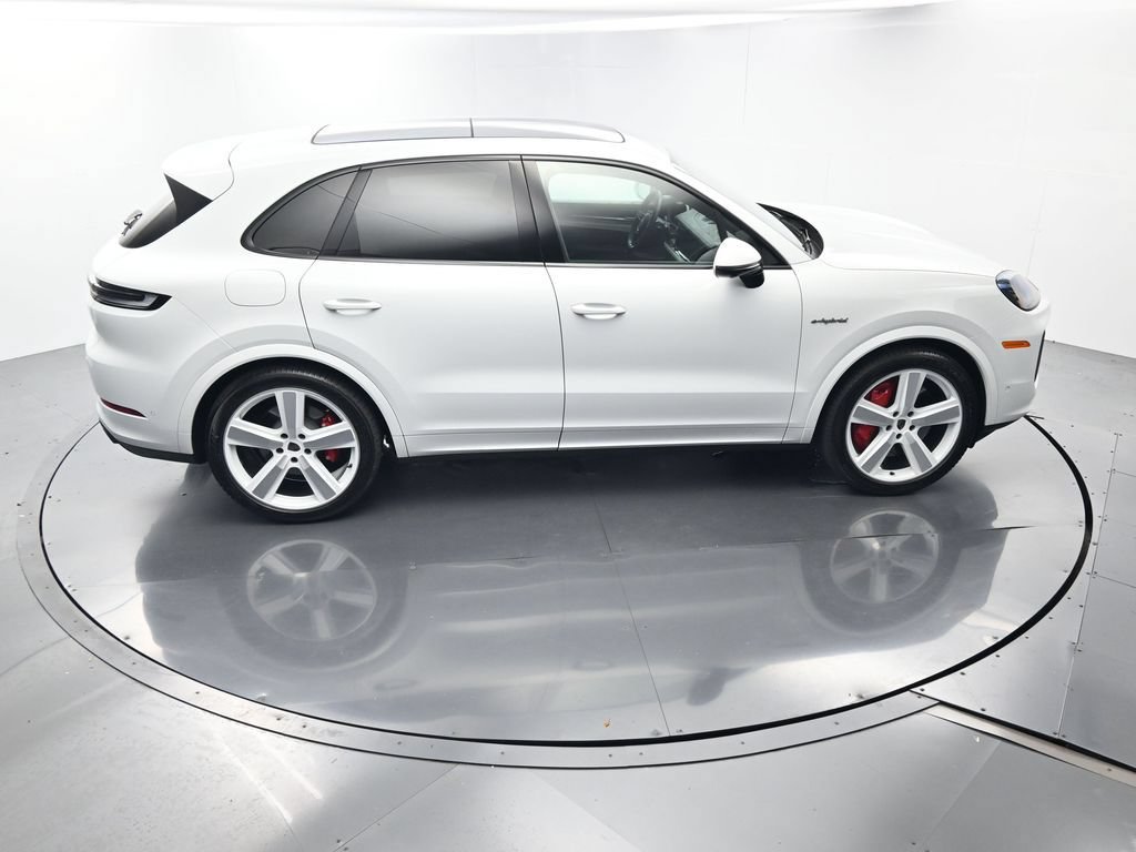 Certified 2025 Porsche Cayenne Turbo AWD/4WD image 43
