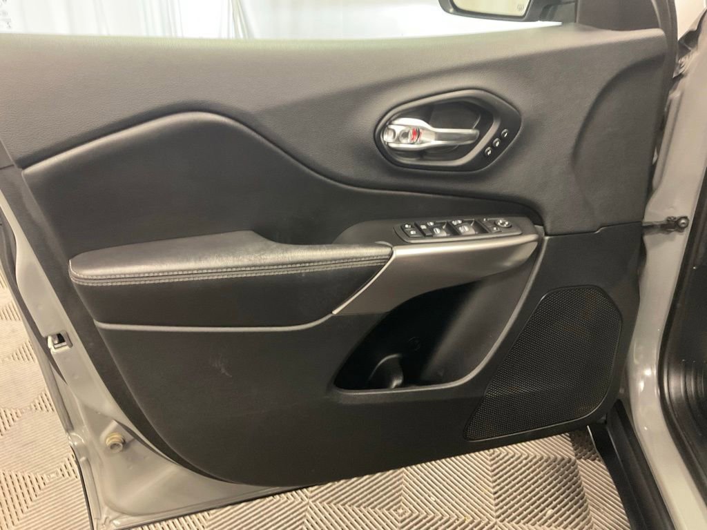Used 2019 Jeep Cherokee Limited w/ Trailer Tow Group AWD/4WD image 10