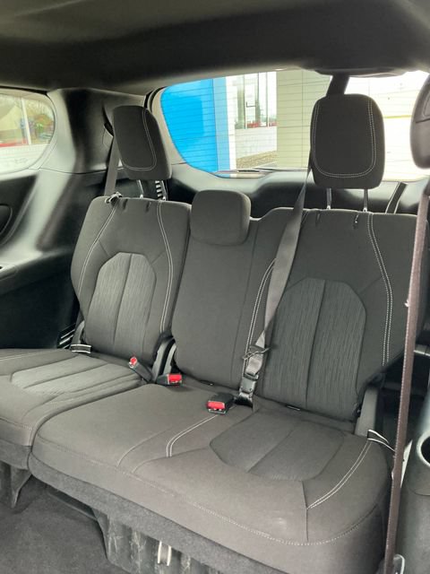 Used 2023 Chrysler Pacifica Touring FWD image 13
