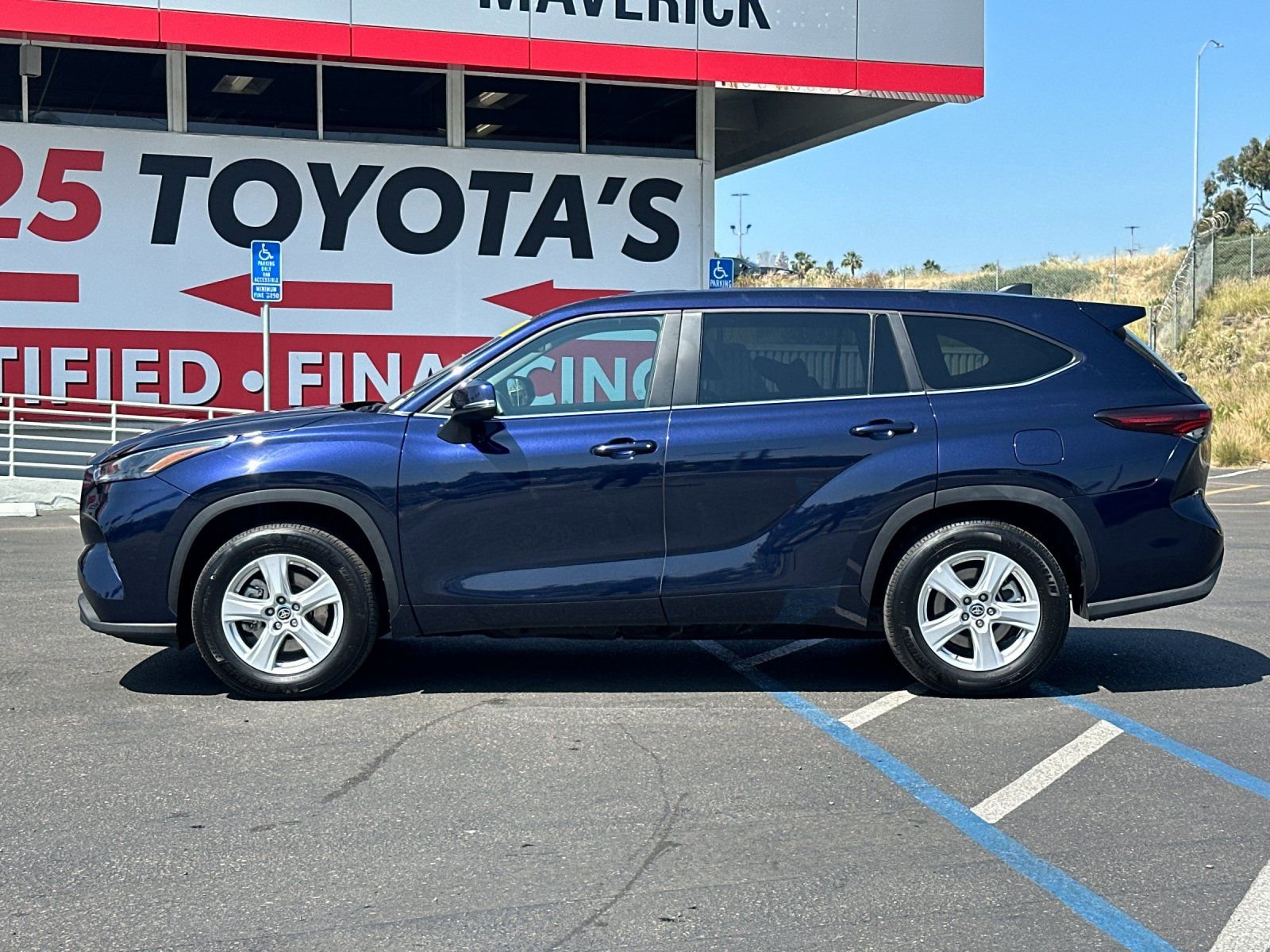 Used 2025 Toyota Highlander LE image 2