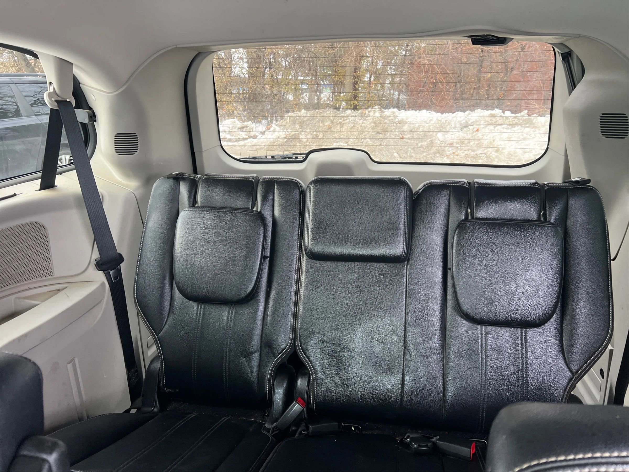 Used 2015 Chrysler Town & Country Touring image 30