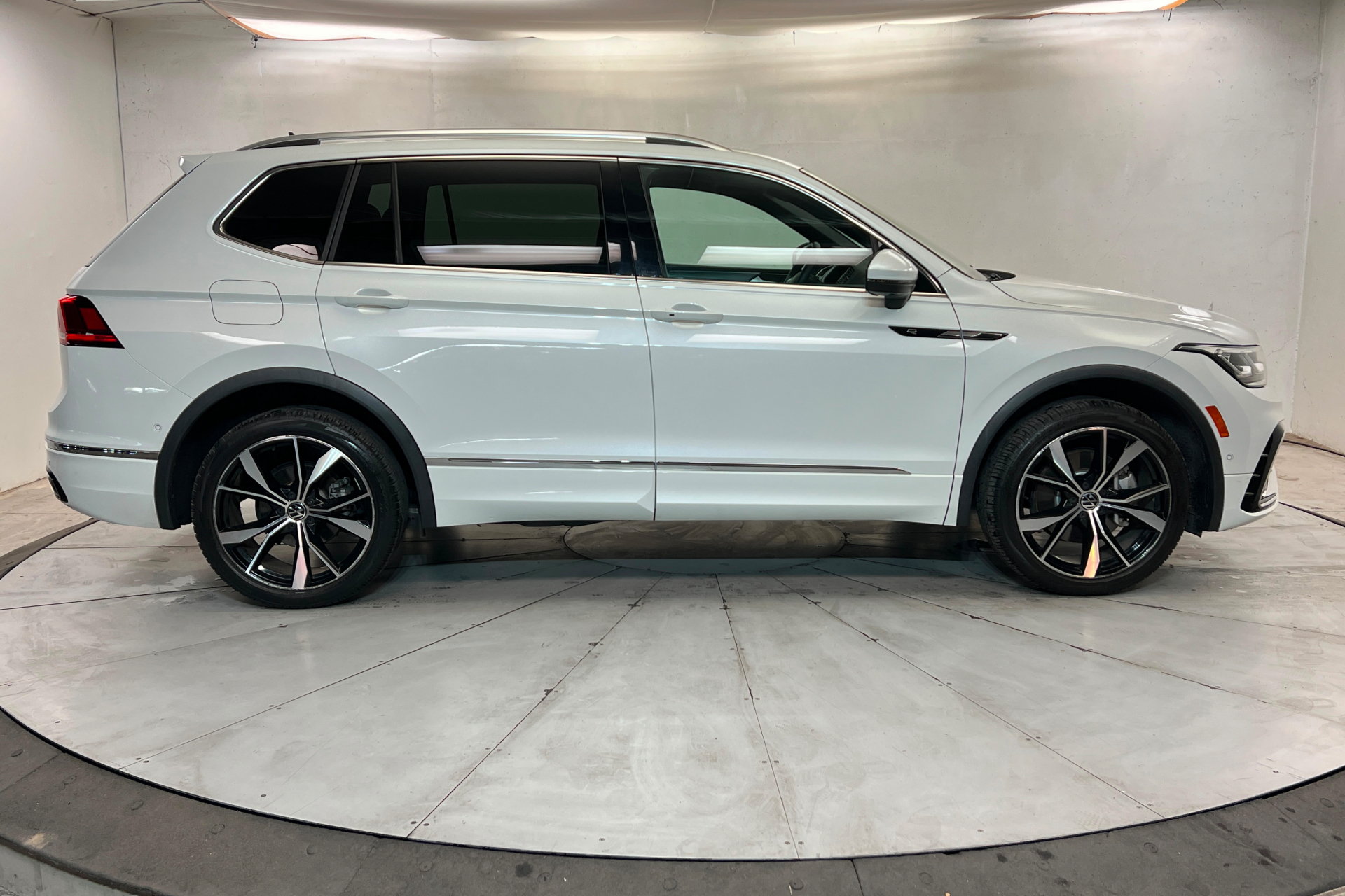Used 2022 Volkswagen Tiguan SEL R-Line AWD/4WD image 6