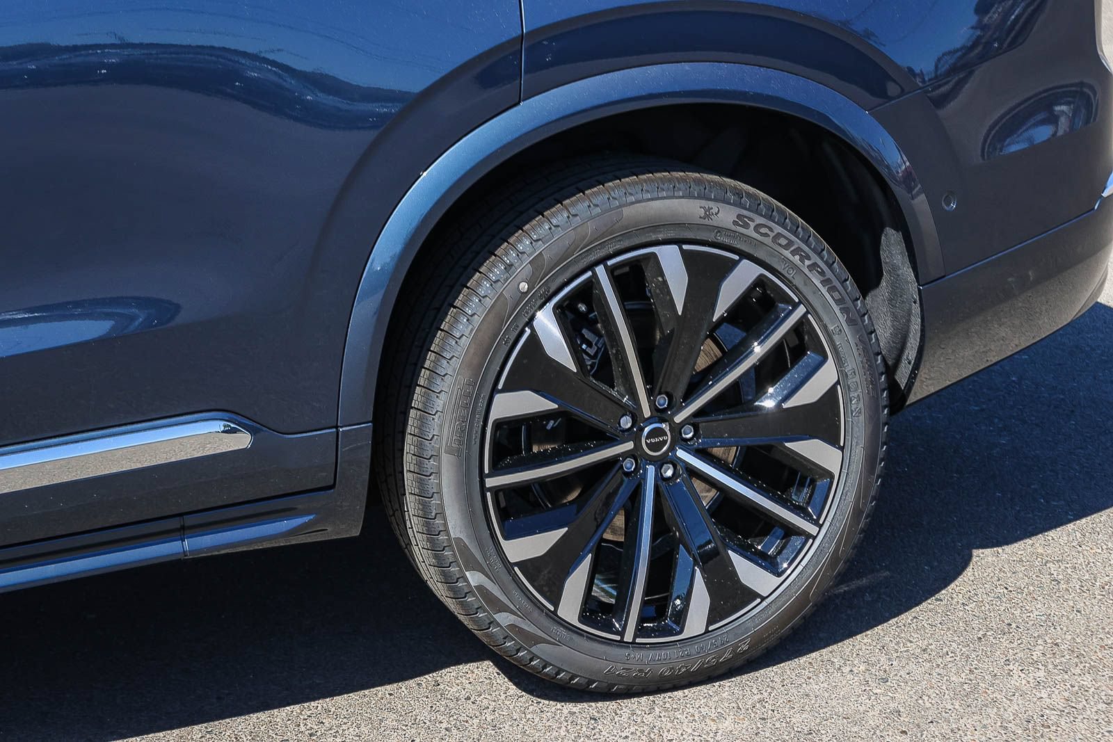 New 2026 Volvo XC90 T8 Plus w/ Protection Package Premier AWD/4WD image 9