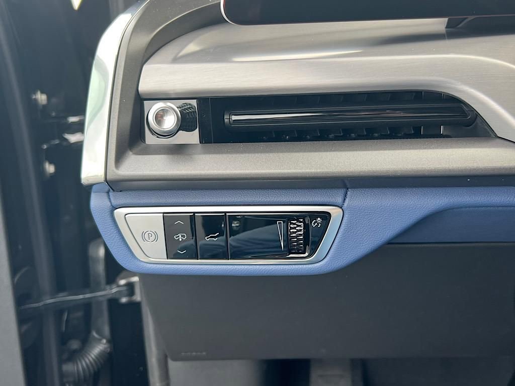 New 2026 Cadillac Vistiq Premium Luxury w/ LPO, Floor Liner Package image 19