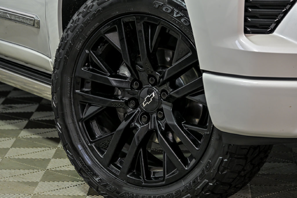 Used 2023 Chevrolet Silverado 1500 High Country w/ High Country Premium Package AWD/4WD image 3