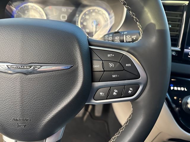 Used 2023 Chrysler Pacifica Touring-L FWD image 23