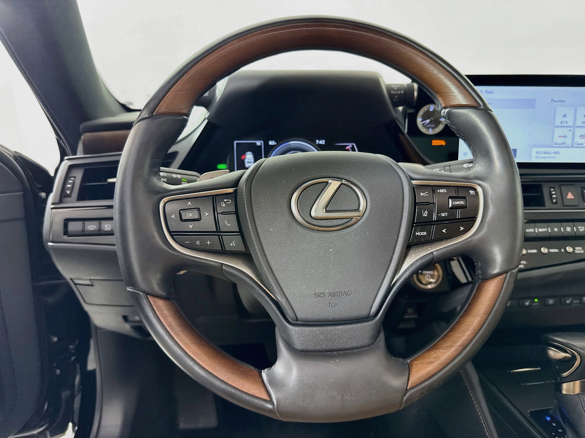 Used 2024 Lexus ES 300h w/ Accessory Package (Z2) FWD image 12
