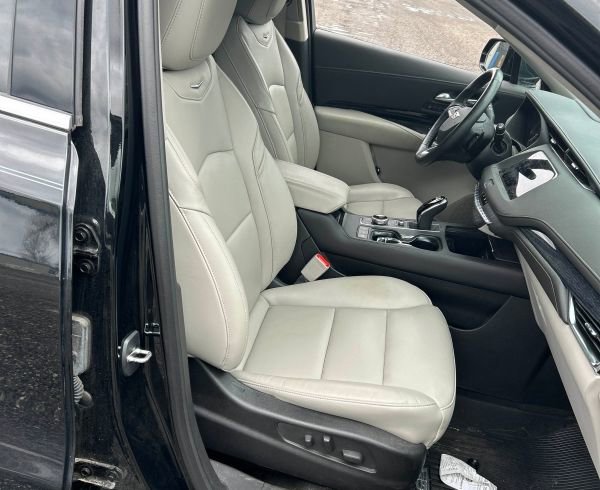 Used 2023 Cadillac XT4 Premium Luxury w/ Technology Package AWD/4WD image 6