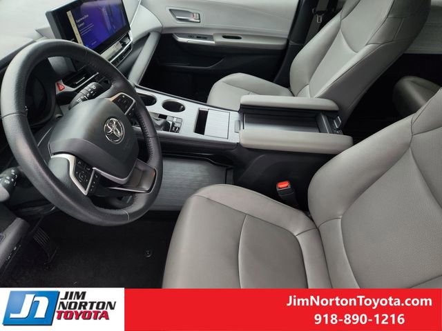 Used 2025 Toyota Sienna XLE image 14
