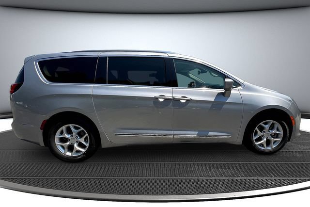 Used 2020 Chrysler Pacifica Touring-L w/ Tire & Wheel Group FWD image 4