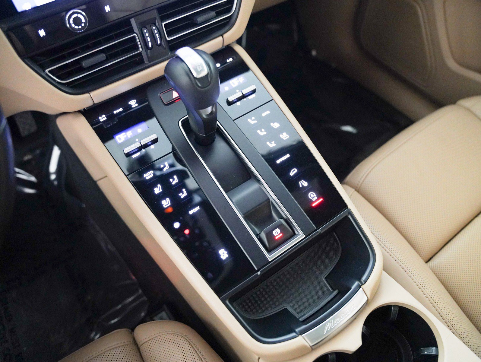 Certified 2024 Porsche Macan image 17