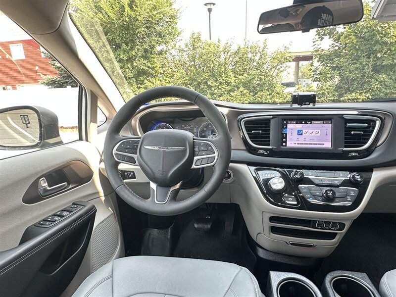 Used 2022 Chrysler Voyager LX FWD image 5
