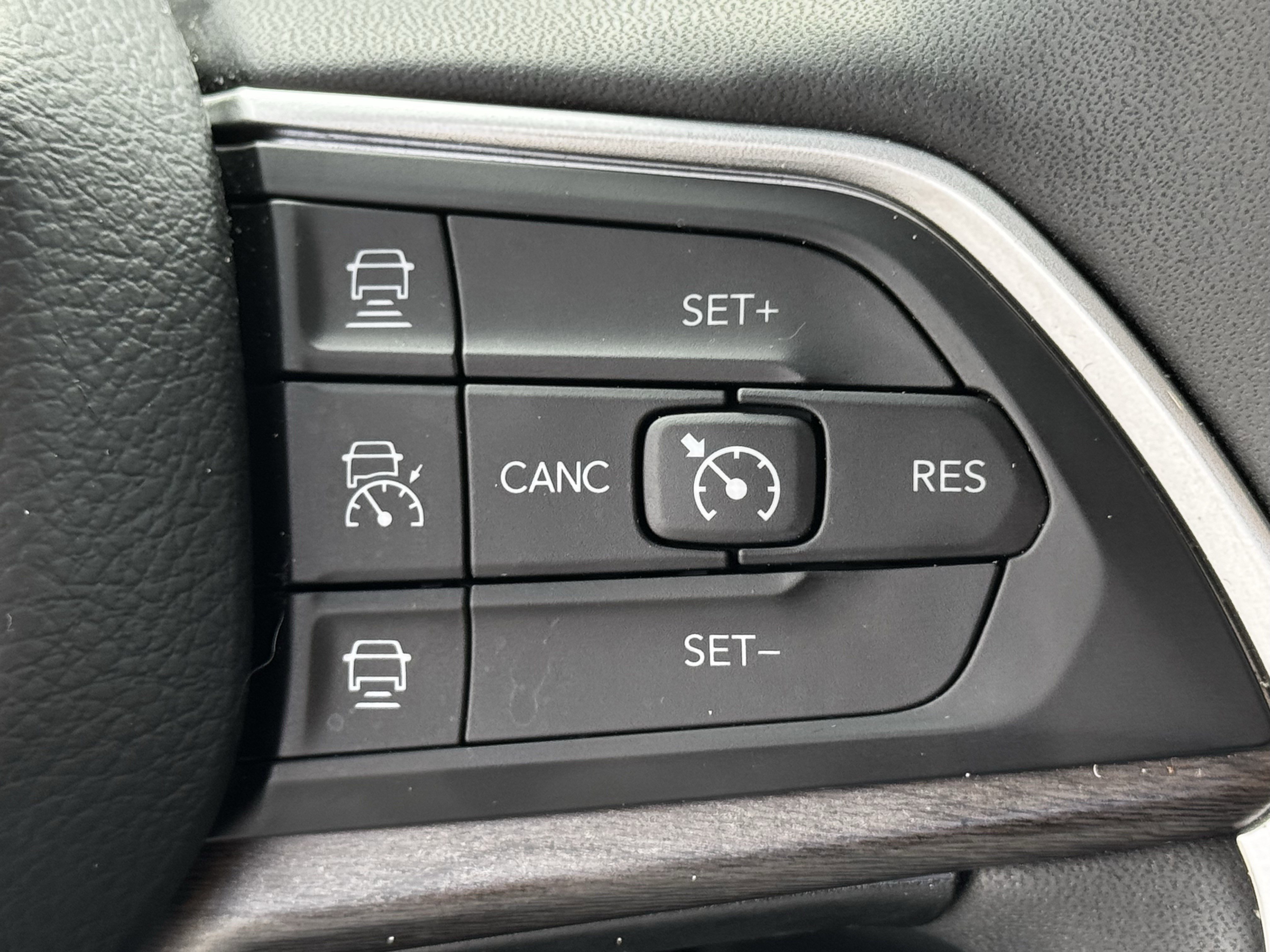 Used 2023 Jeep Grand Cherokee Limited w/ Black Appearance Package image 24