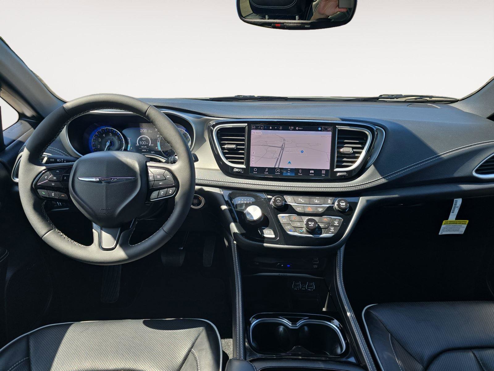 Used 2024 Chrysler Pacifica Limited w/ Uconnect Theater Family Group image 9