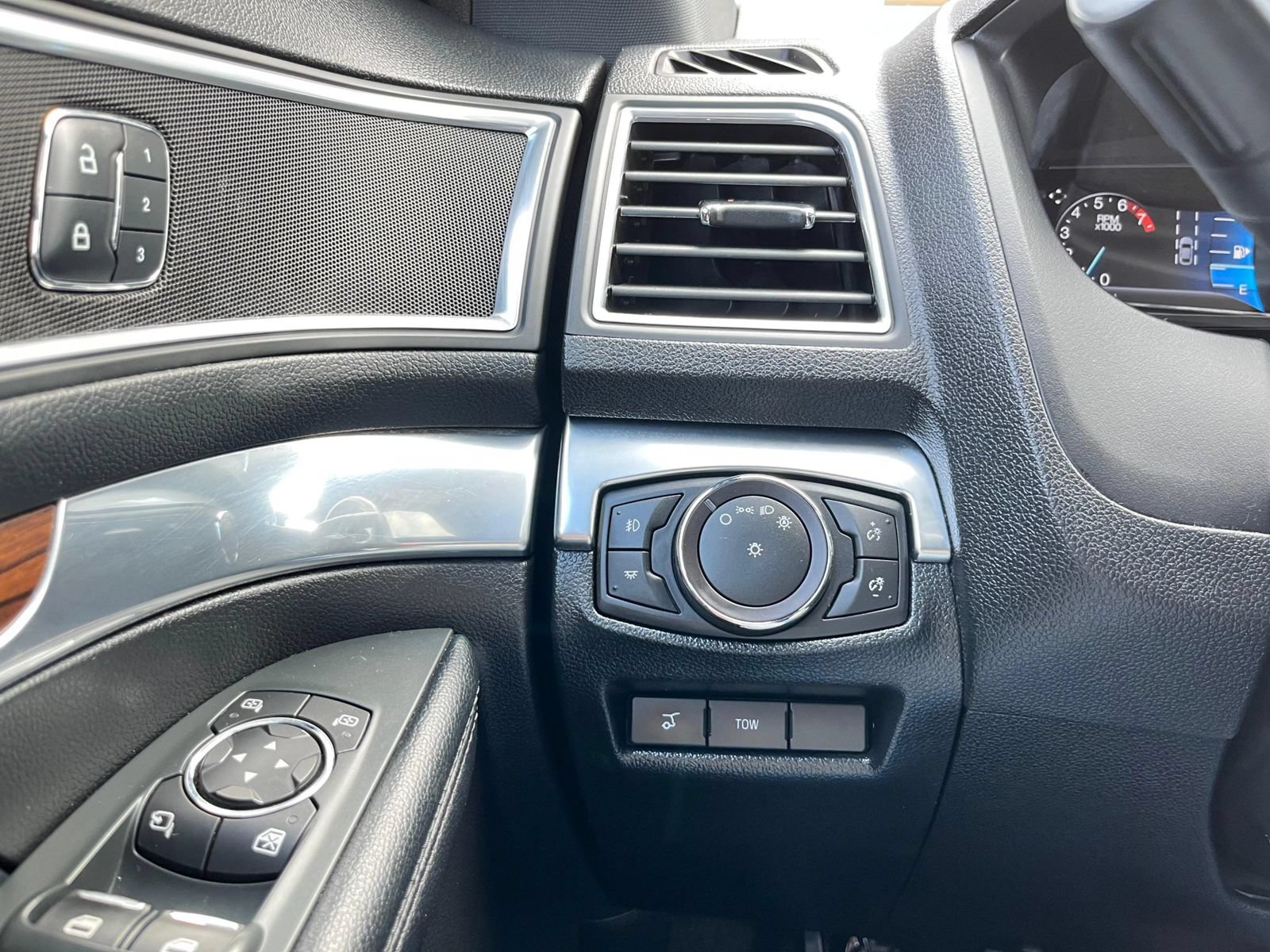 Used 2017 Ford Explorer Limited w/ Equipment Group 301A AWD/4WD image 17