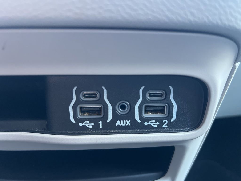 Used 2024 Chrysler Pacifica Touring-L image 22