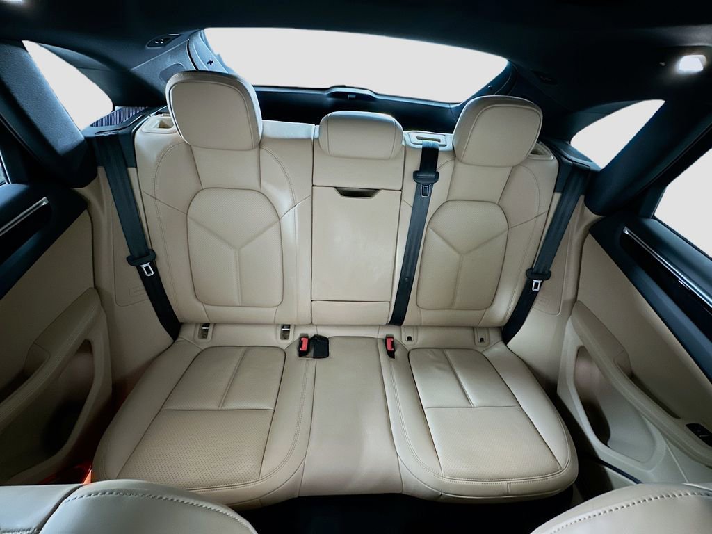 Certified 2023 Porsche Macan AWD/4WD image 29