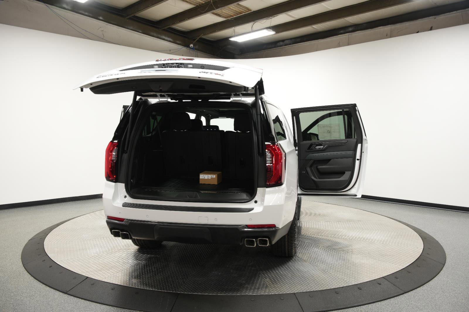 New 2026 GMC Yukon XL AT4 w/ AT4 Premium Plus Package AWD/4WD image 14