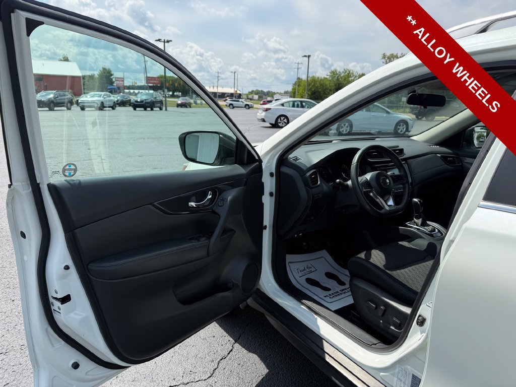 Used 2017 Nissan Rogue SV FWD image 10
