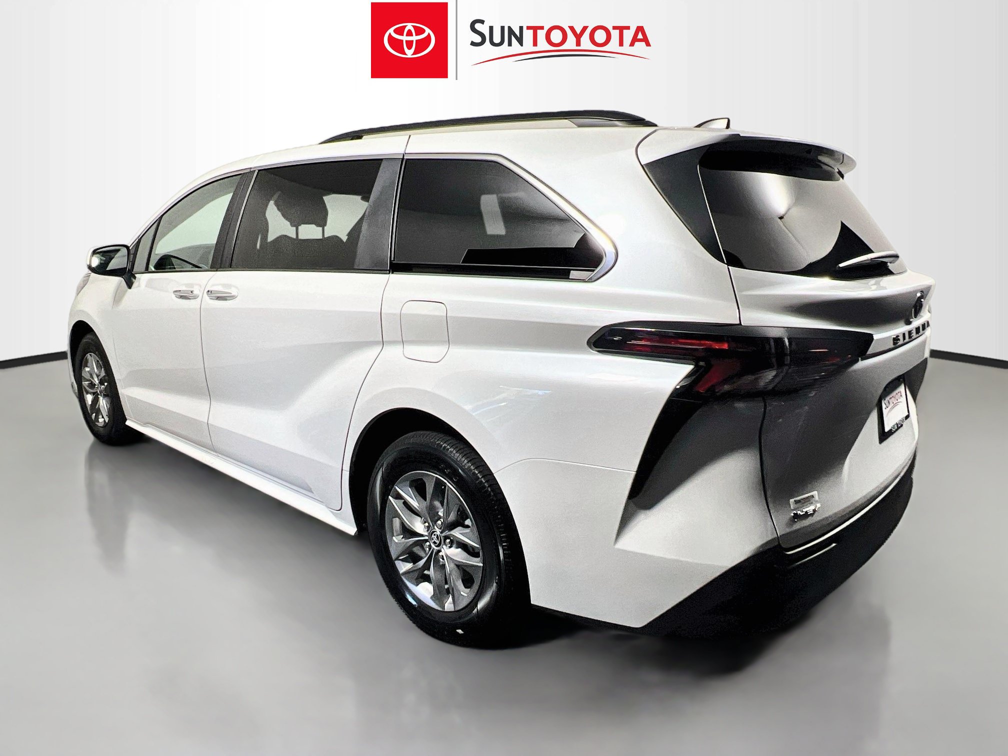 Used 2026 Toyota Sienna XLE FWD image 6