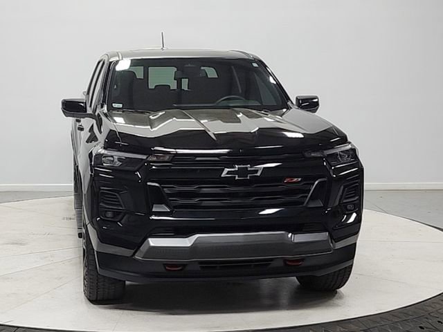 Used 2025 Chevrolet Colorado Z71 w/ Technology Package AWD/4WD image 2