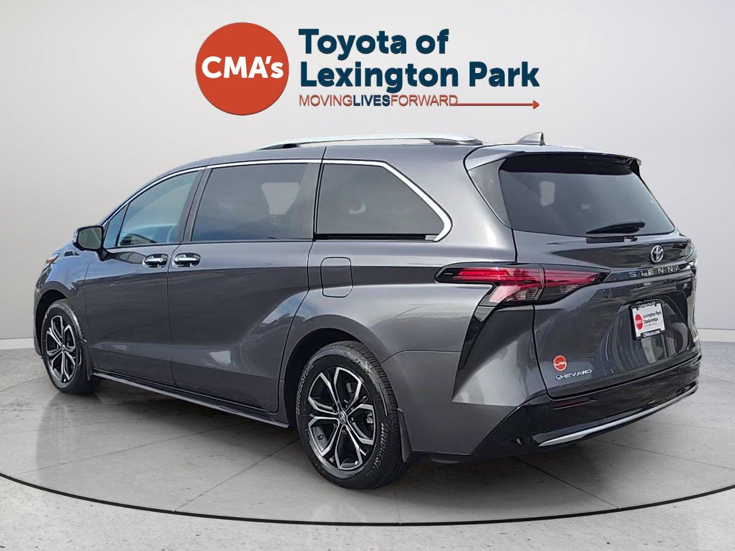 Used 2025 Toyota Sienna Platinum AWD/4WD image 3
