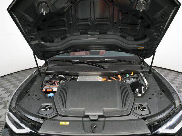 Used 2024 Audi SQ8 e-tron Premium Plus w/ Black Optic Package AWD/4WD image 37
