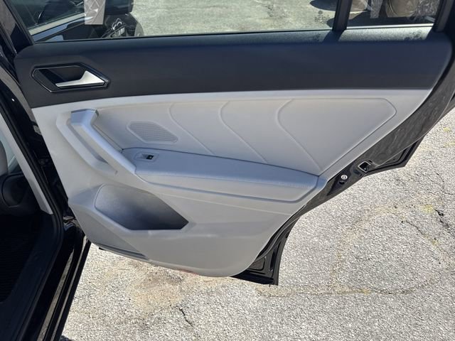 Used 2024 Volkswagen Tiguan SE R-Line image 32