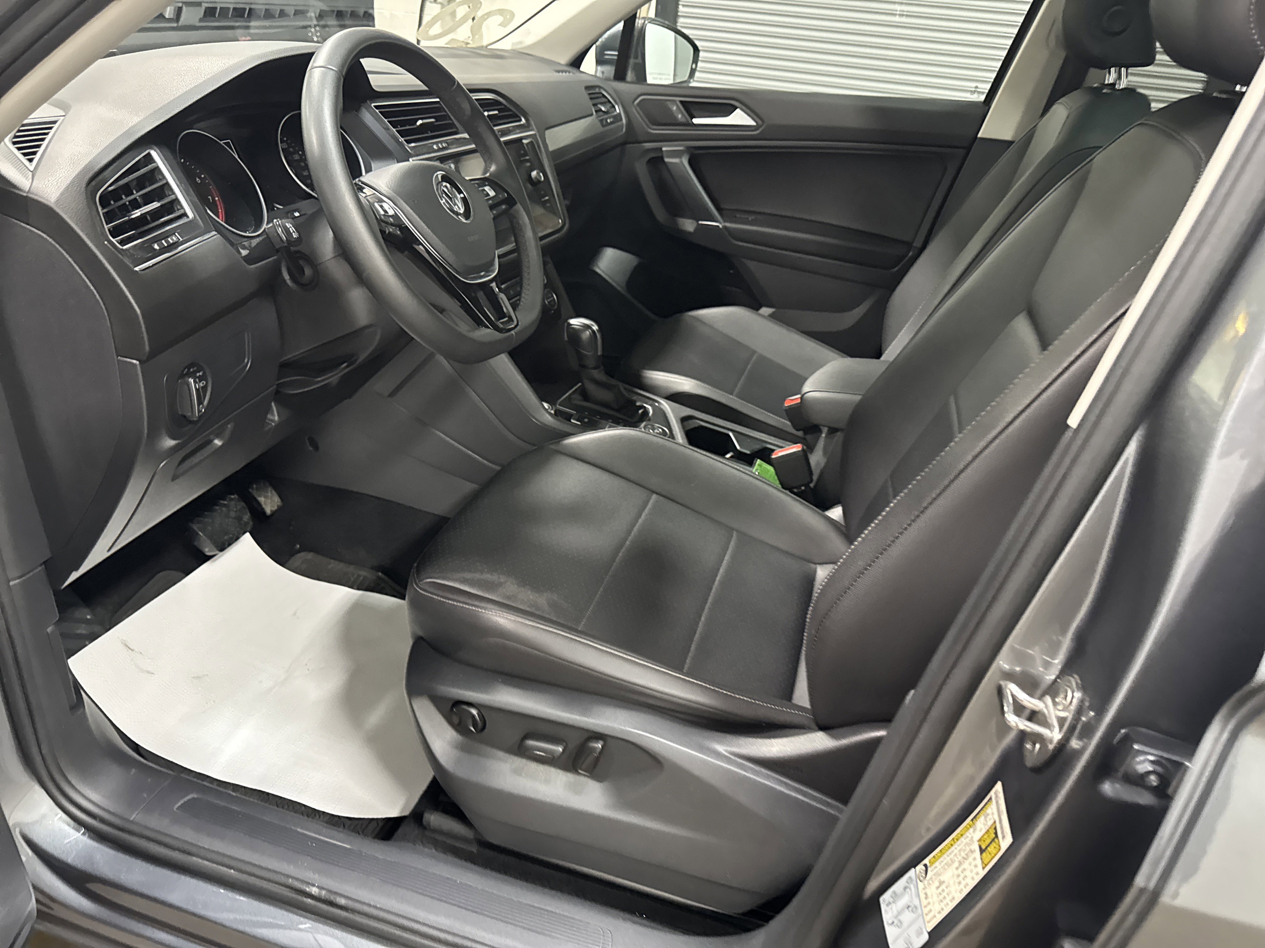 Used 2020 Volkswagen Tiguan SE w/ Panoramic Sunroof Package image 13